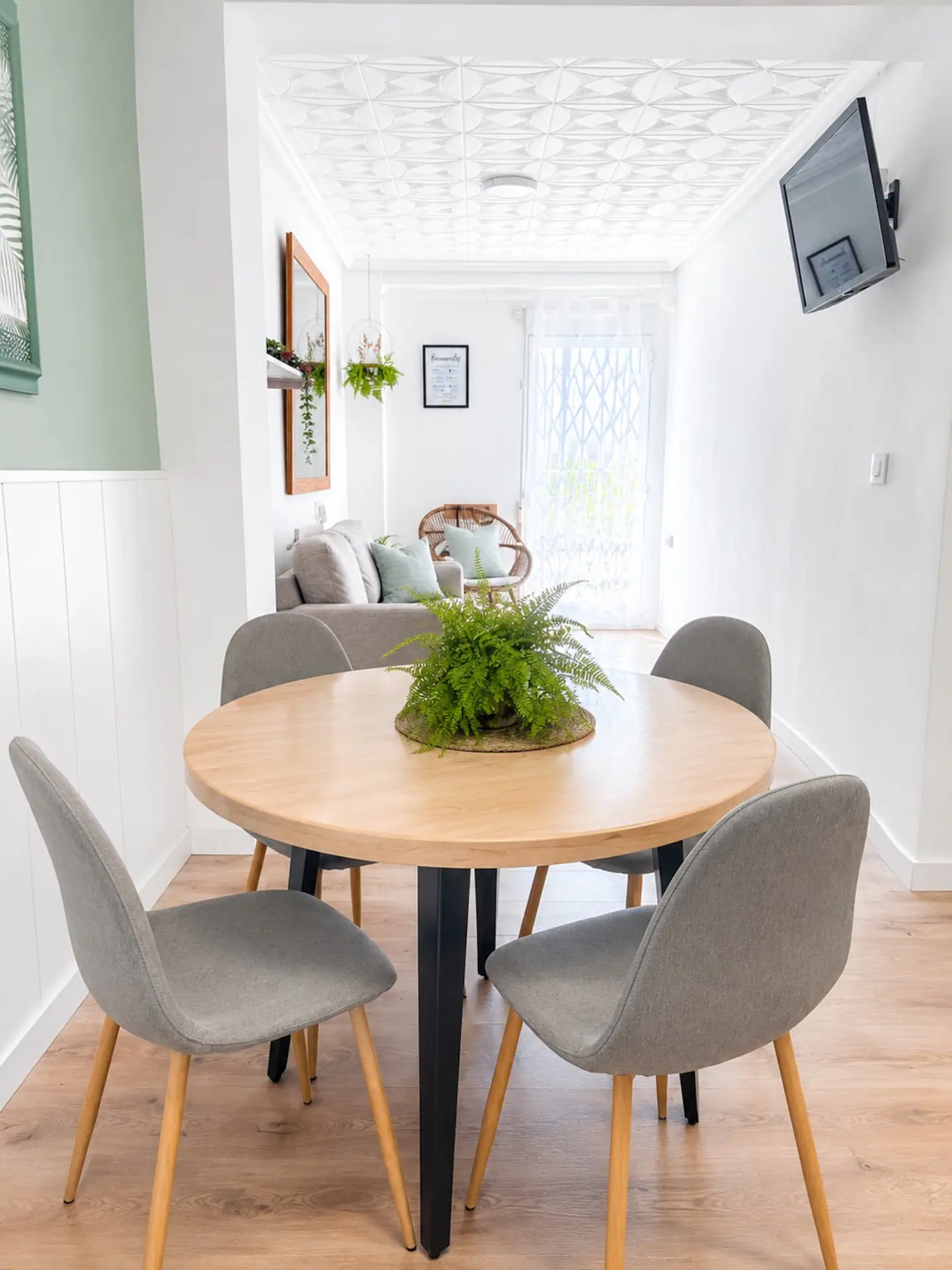 Comedor con mesa redonda de madera y cuatro sillas
