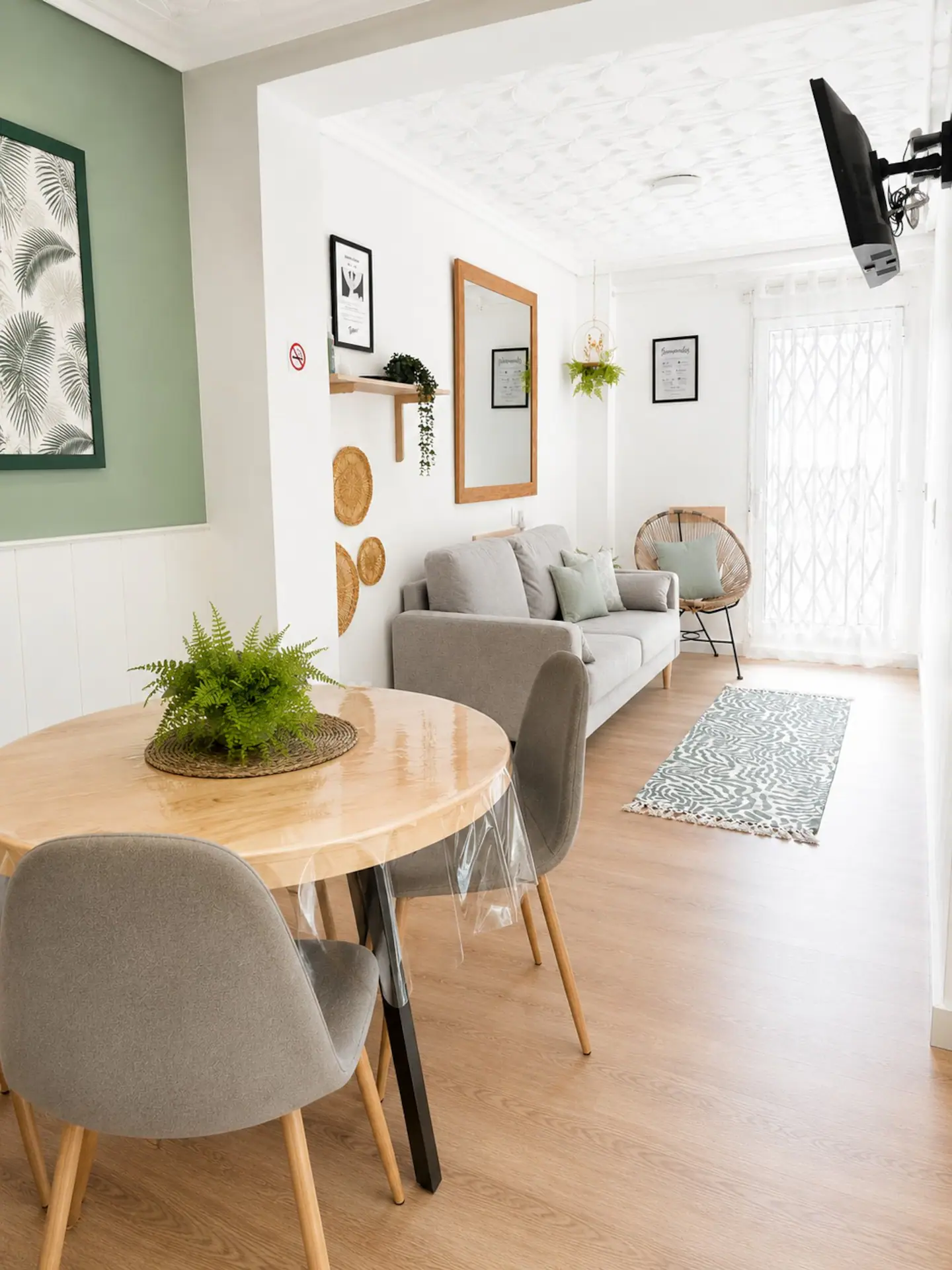 Salón y comedor del apartamento del Cabanyal, con paredes en verde salvia