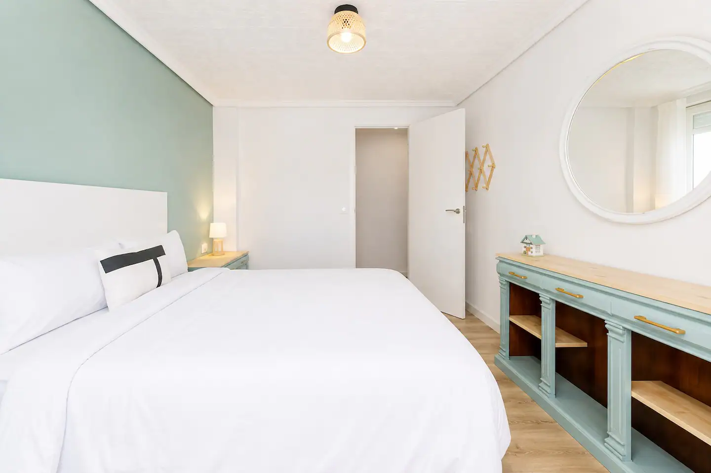 Segundo dormitorio con pared en verde salvia y cómoda