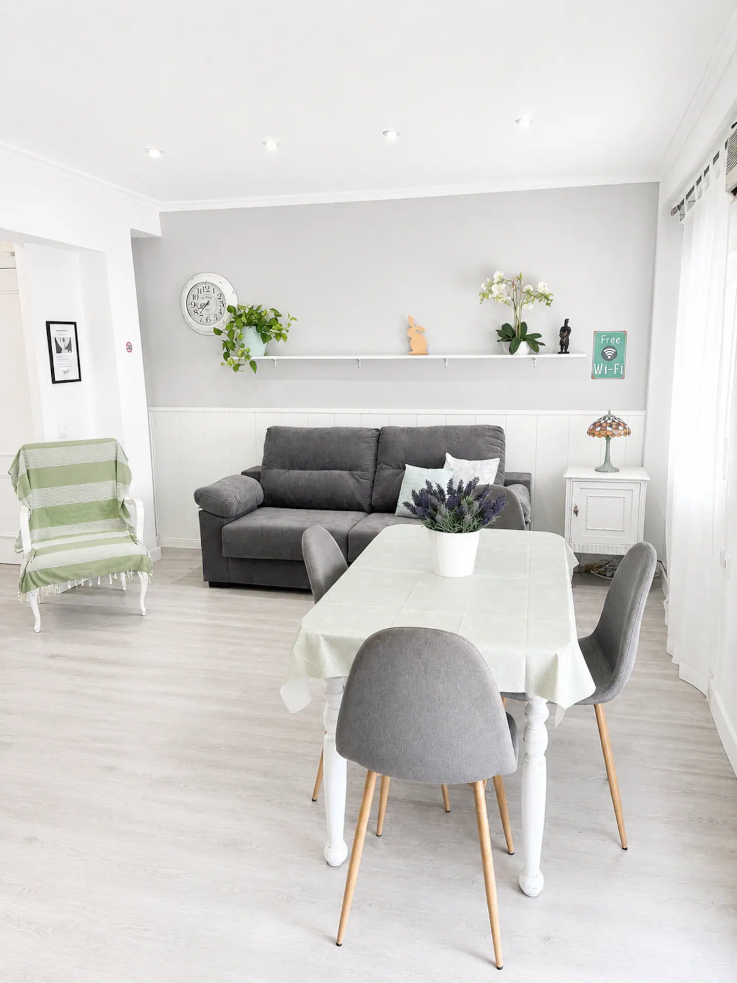 Comedor con mesa y sillas junto al salón, muy luminoso