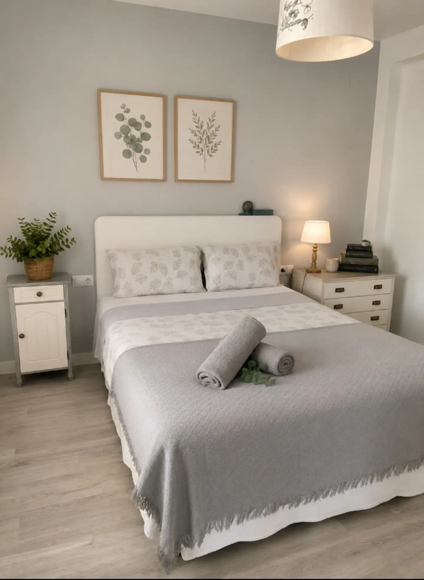 Dormitorio principal con cama doble y mesillas blancas