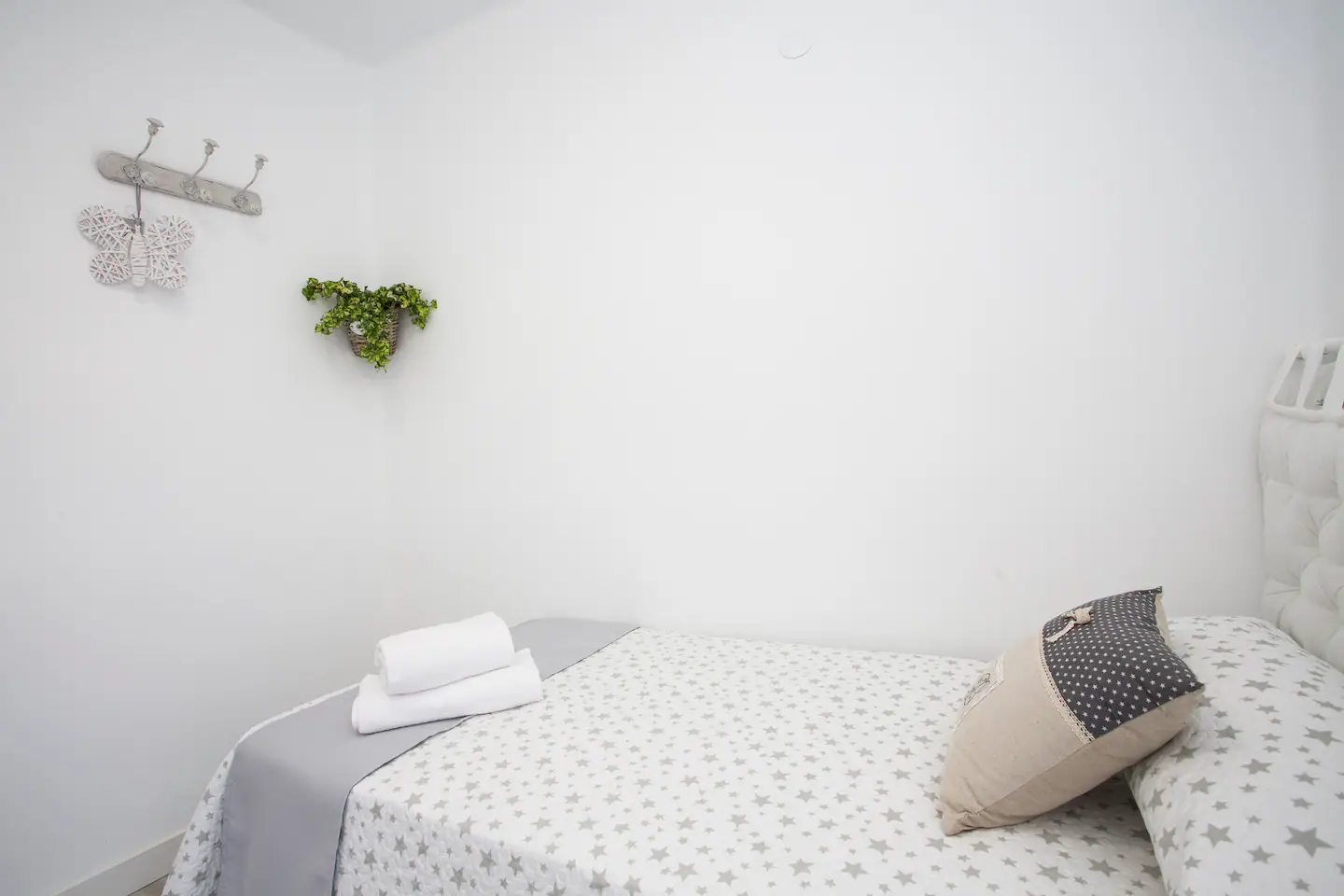 Segundo dormitorio con cama doble y cómoda azul