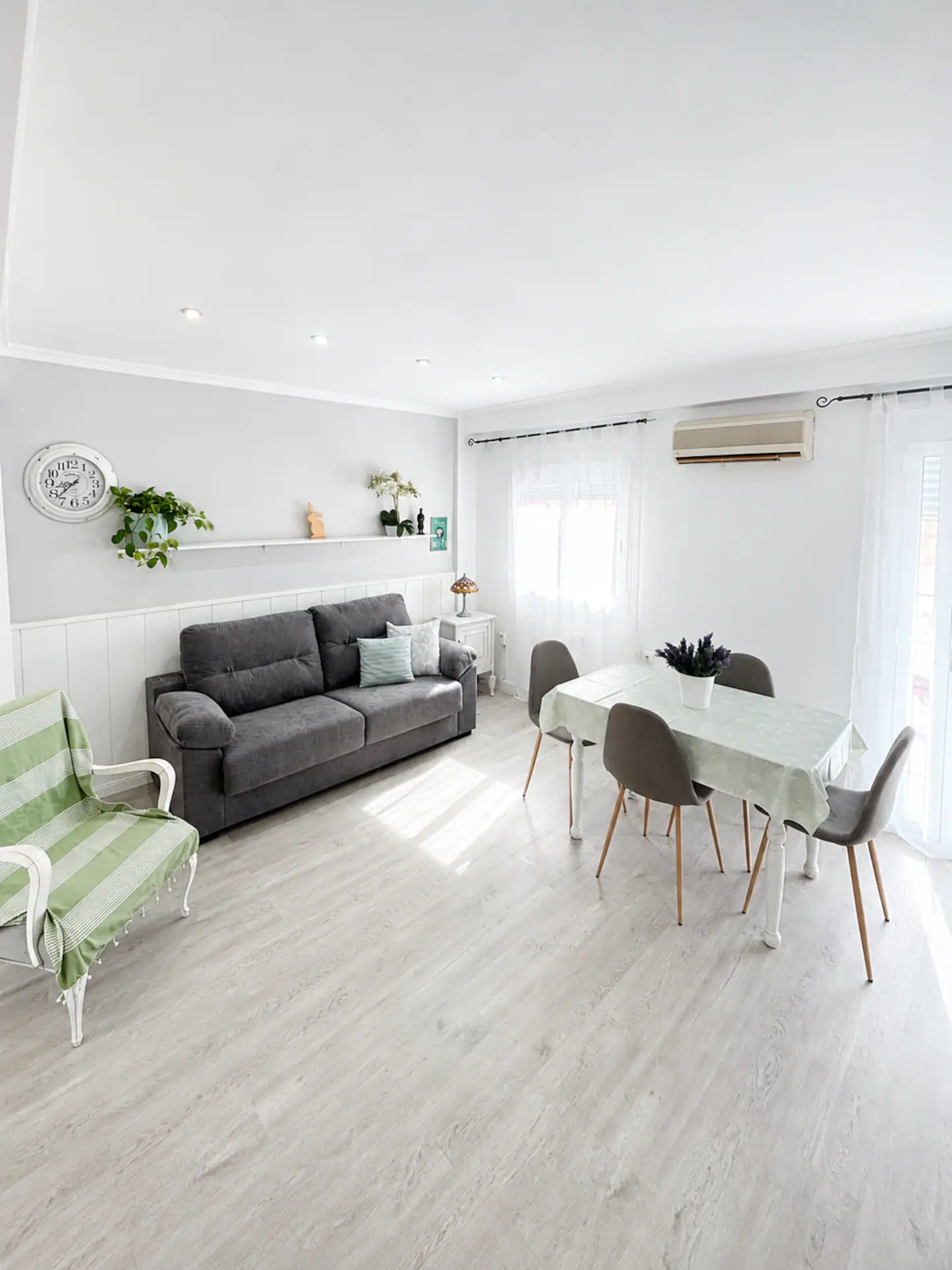 Salón comedor amplio y luminoso del apartamento del centro de Valencia