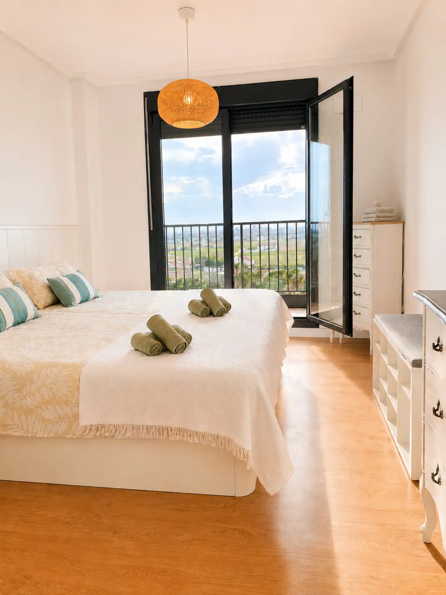 Dormitorio principal con cama grande y ventanal al balcón