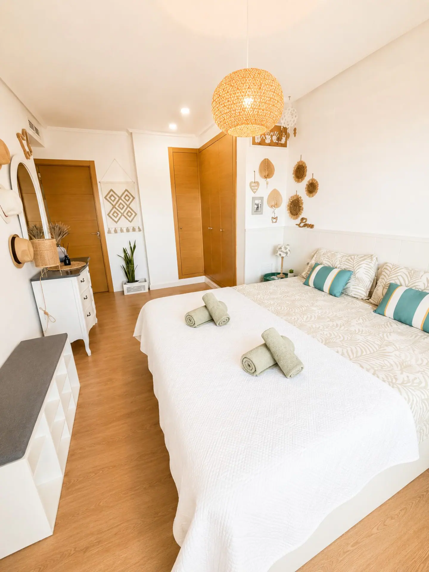 Segundo dormitorio con cama doble y cabecero de madera