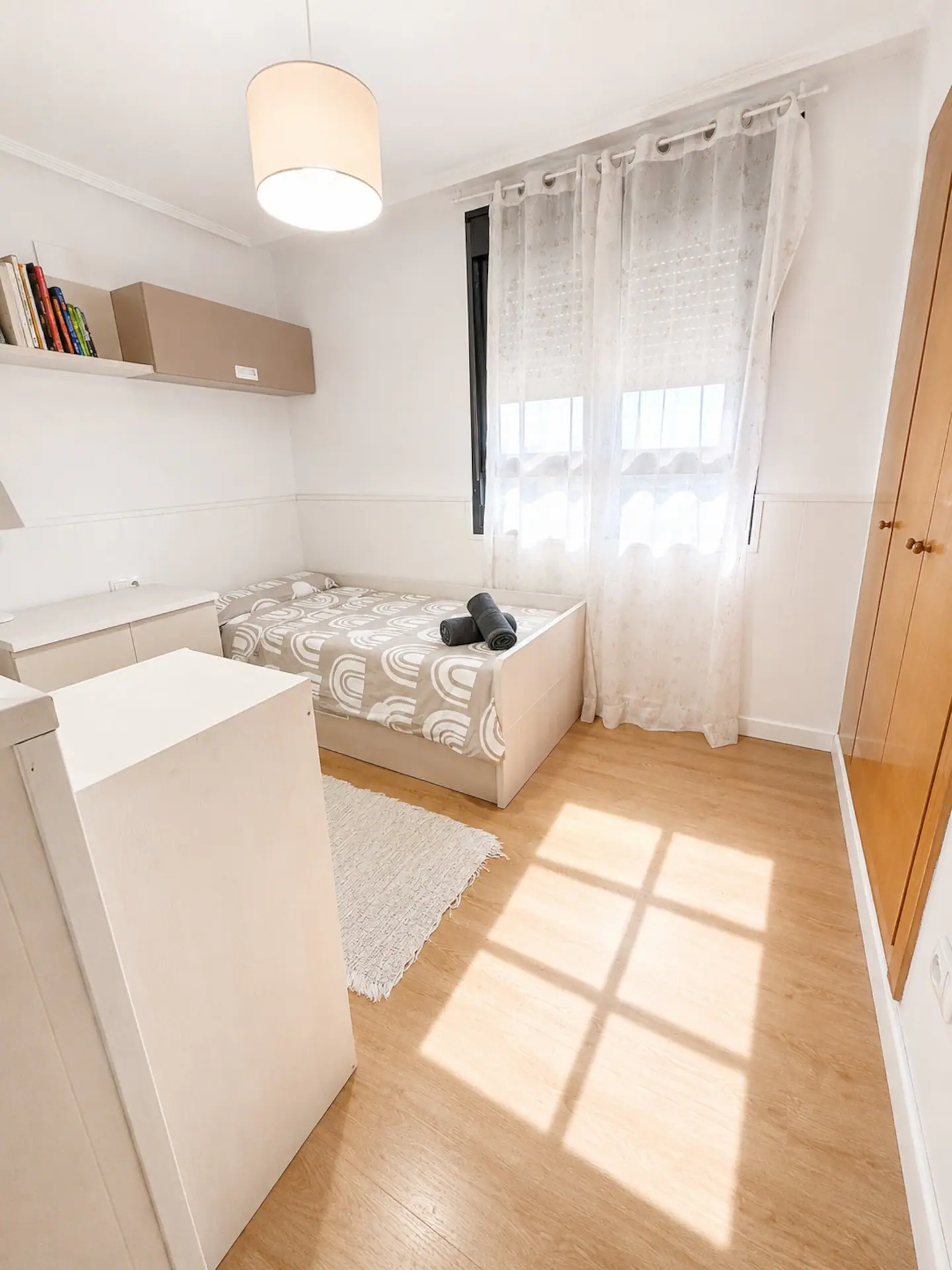 Tercer dormitorio con cama individual y armario