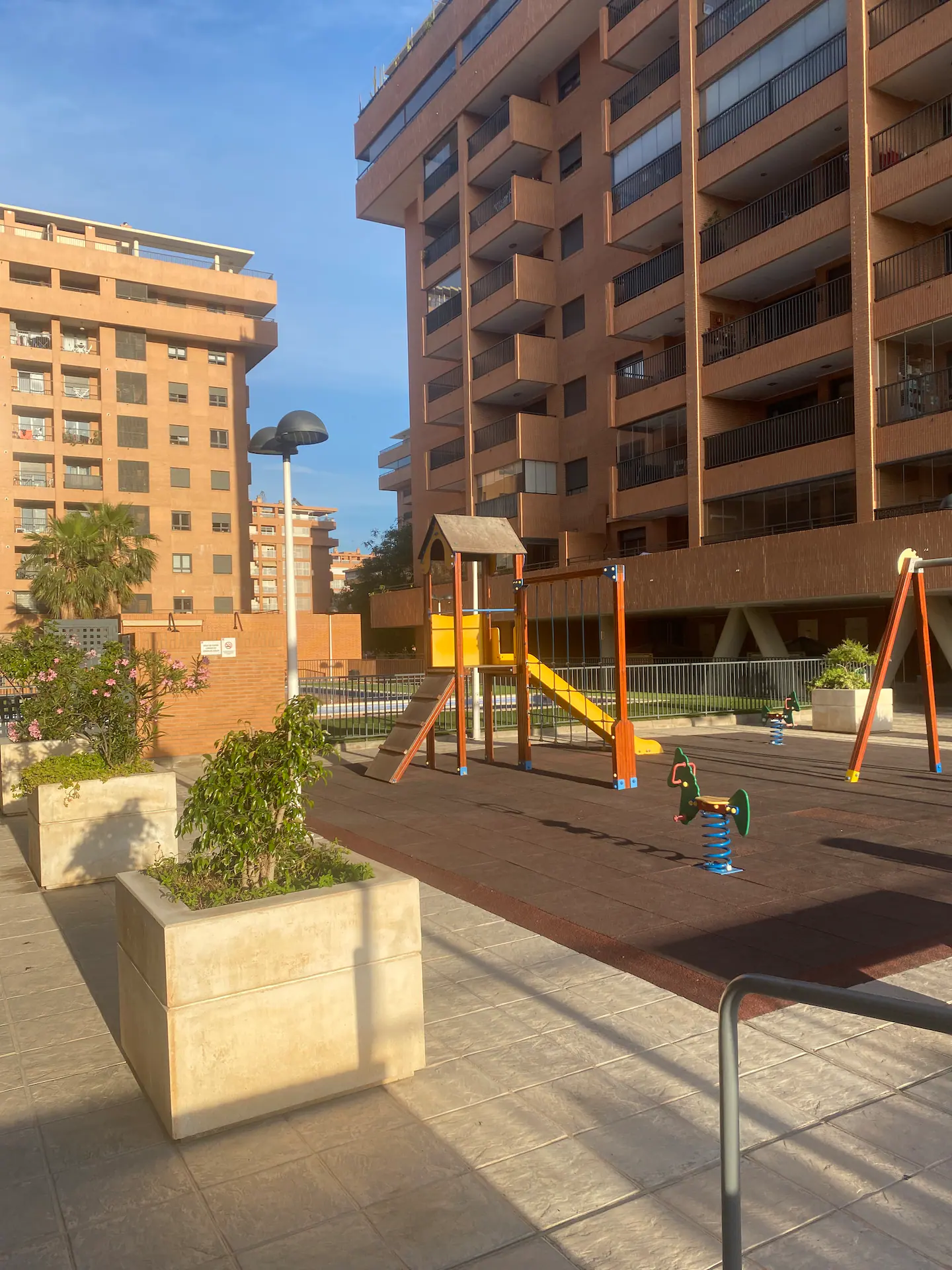 Parque infantil de la urbanización, con toboganes y columpios